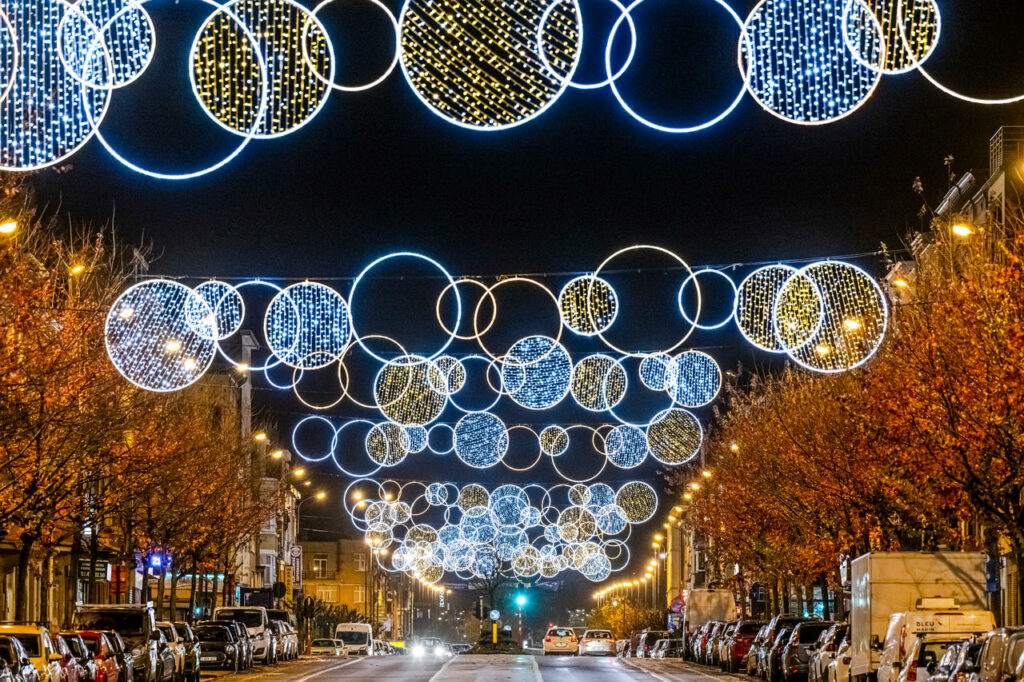 La Ville de Bruxelles a récemment mis en place son éclairage de Noël festif.